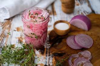 Как быстро и вкусно замариновать лук / Фото: Getty Images Как быстро замариновать лук: 5 пошаговых рецептов