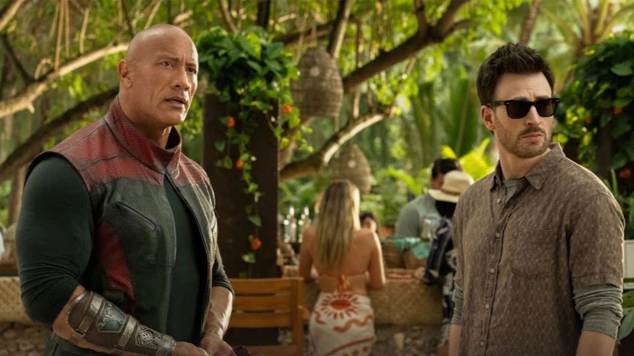 Вышел трейлер фильма "Красный" / Кадр из фильма "Красный", 2024/Warner Bros. Pictures Дуэйн Джонсон и Крис Эванс пытаются спасти Санта Клауса в трейлере боевика "Красный"