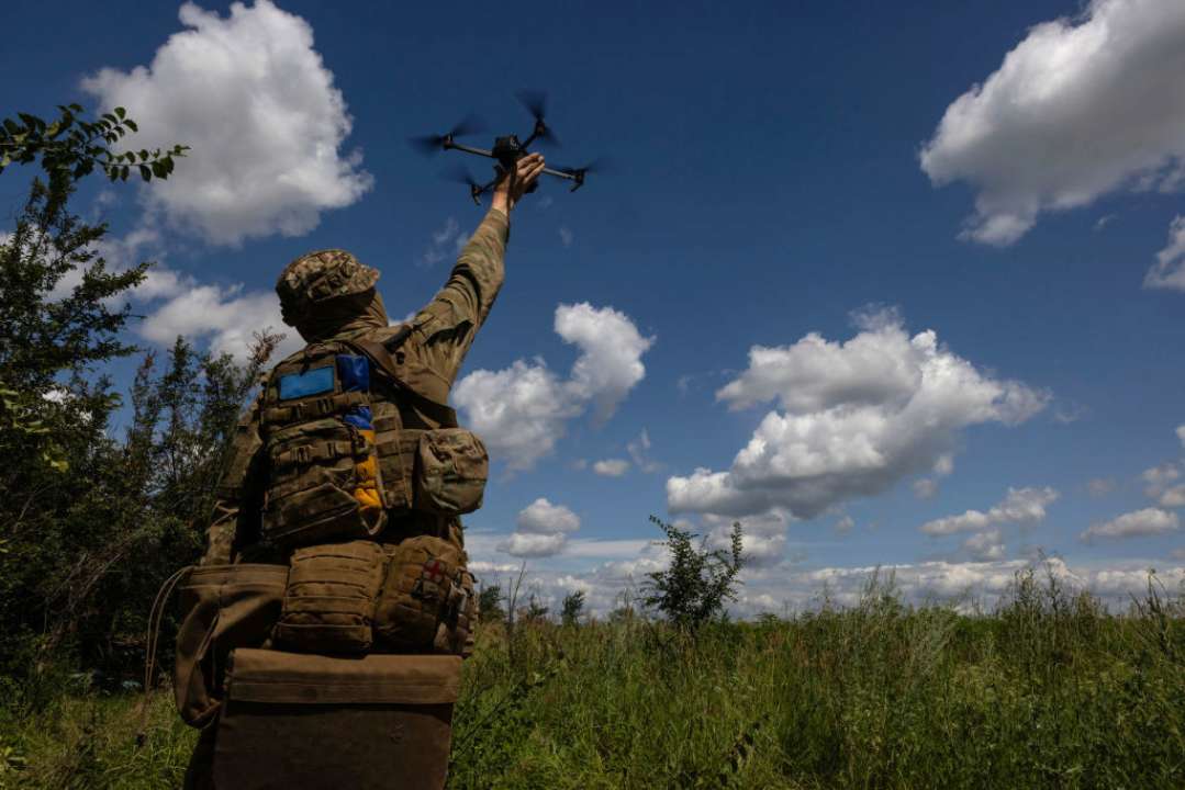 Украинский оператор беспилотника 3-й штурмовой бригады приземляет свой дрон / Фото: Paula Bronstein, Getty Images дрон в руках военного