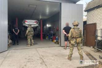 Заробили на продажі гуманітарних авто понад 31 млн грн: у Смілі поліція затримала двох зловмисників Поліція затримала двох зловмисників, які заробили на продажі гуманітарних авто понад 31 млн грн