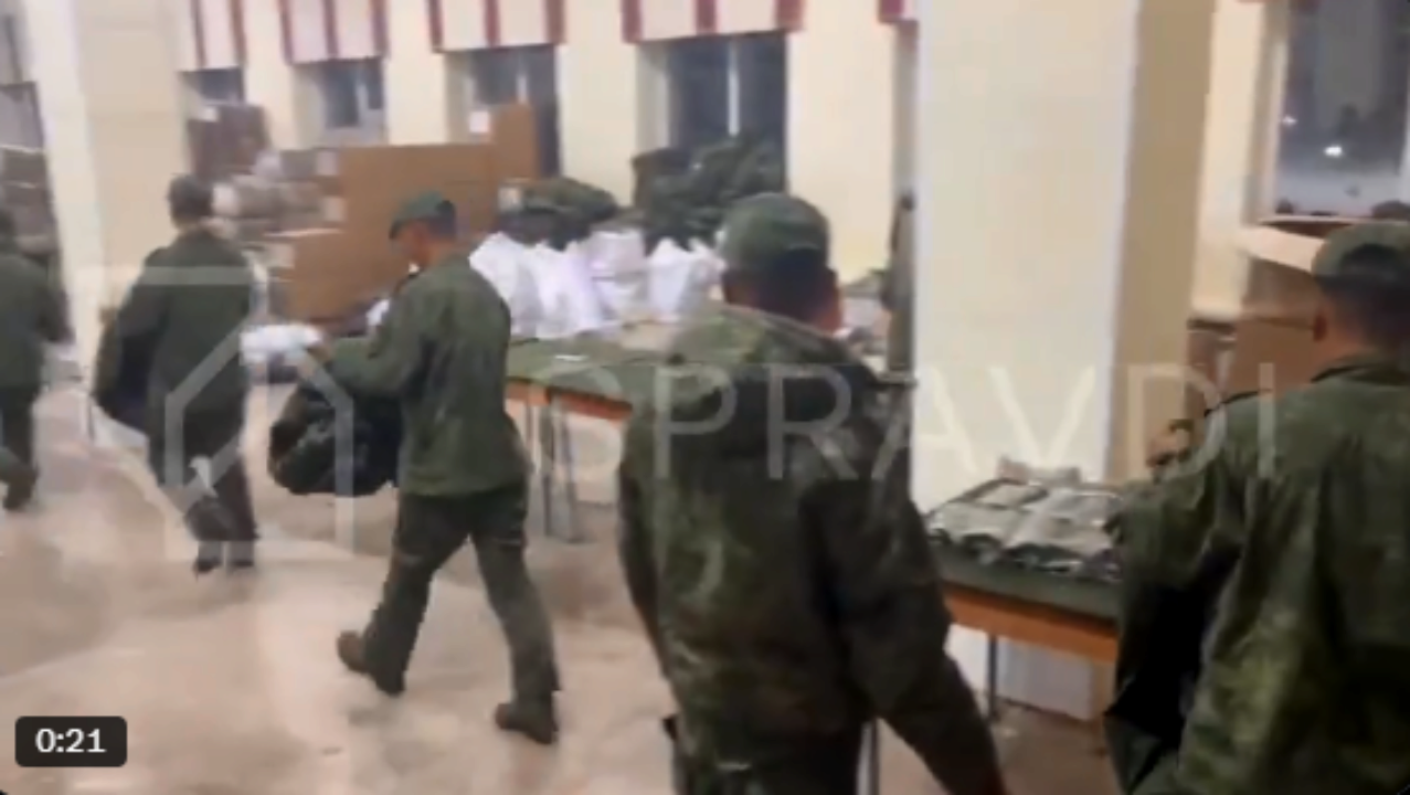 СтратКом обнародовал кадры, где видно, как северокорейские войска переодеваются в снаряжение рф СтратКом обнародовал кадры, где видно, как северокорейские войска переодеваются в снаряжение рф