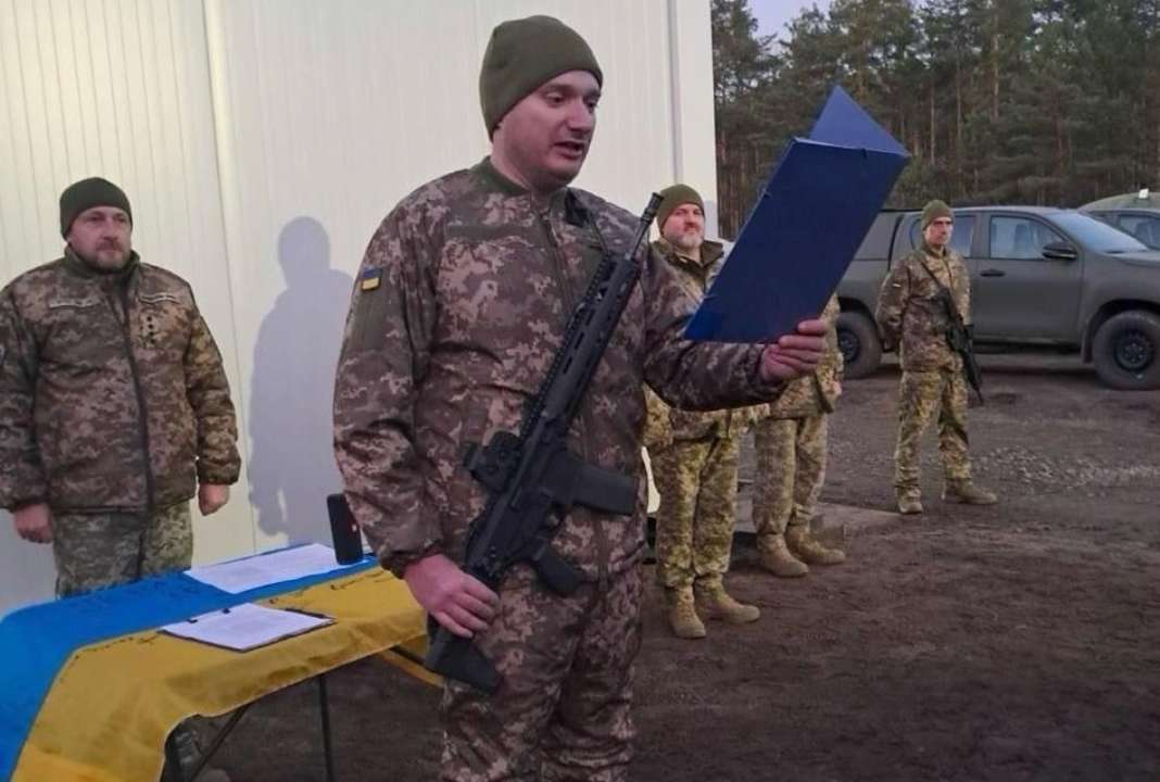 Доброволец приносит присягу/Фото: telegram Доброволец приносит присягу