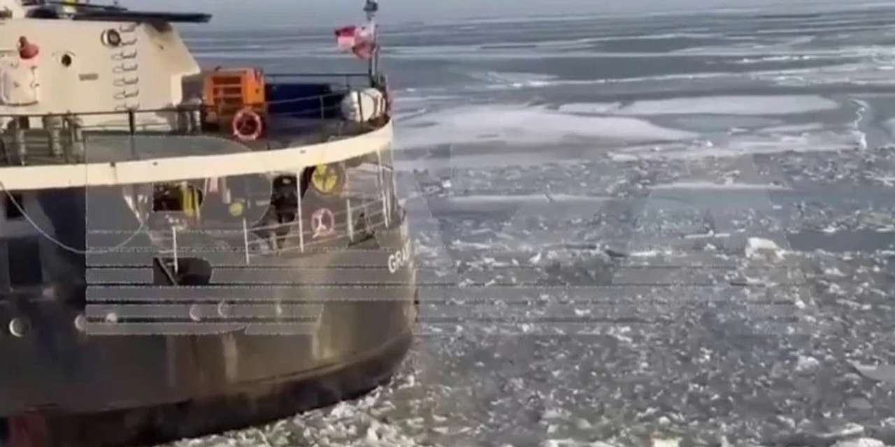 В Азовском море получил пробоину и тонет российский сухогруз/Фото: кадр из видео