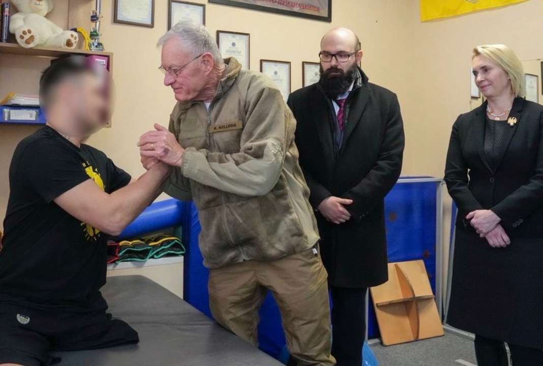 Келлог відвідав українських бійців у Ірпінському госпіталі і заявив про необхідність припинення війни