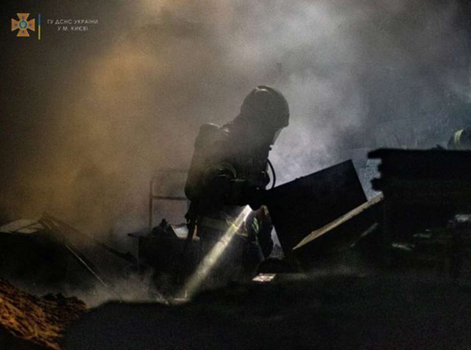 kyiv.dsns.gov.ua Сотрудники ГСЧС погасили пожар в одном из магазинов Киева