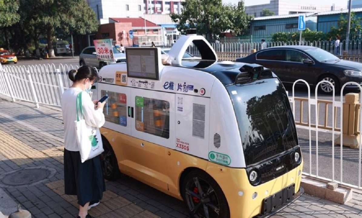 У Китаї почали доставляти їжу пересувні безпілотники