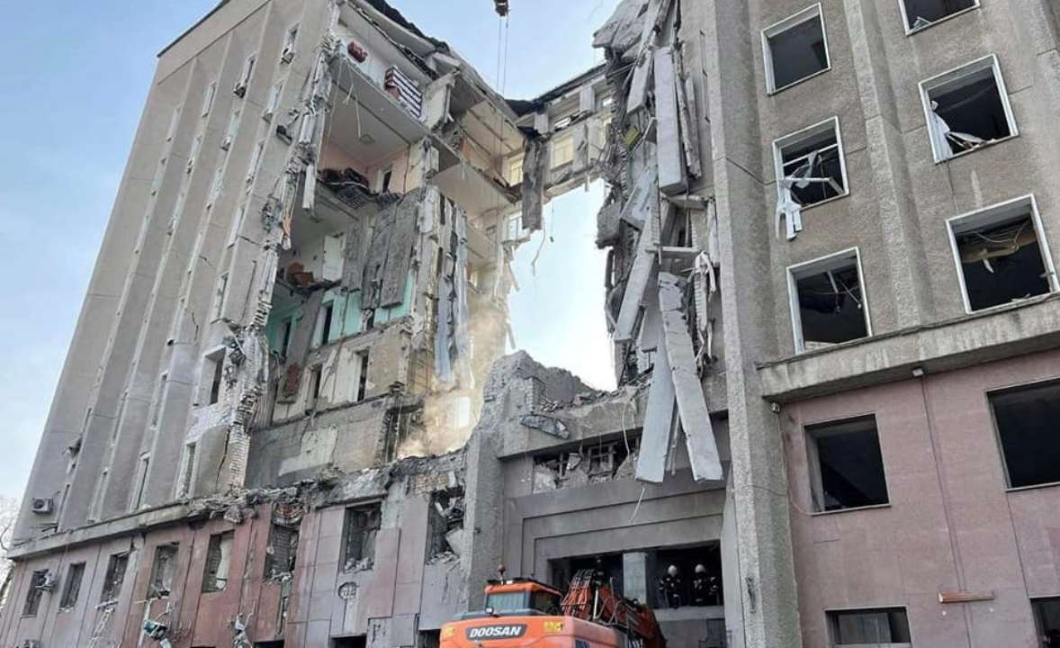 Стало відомо про нові жертви внаслідок обстрілу Миколаївської ОДА/Фото: ДСНС України Кількість загиблих внаслідок обстрілу Миколаївської ОДА зросла до 15 осіб