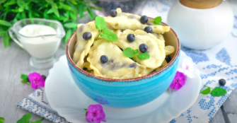 Один из вкусов лета: простой рецепт нежных вареников с черникой/Скриншот из видео Готовим нежные вареники с черникой