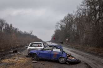 У Генштабі розповіли про ситуацію на фронтах в Україні/Фото: Chris McGrath/Getty Images Знищені окупантами автомобілі мирних українців