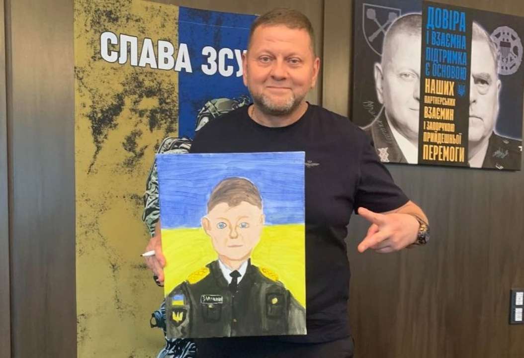 Девочка тронула главнокомандующего ВСУ его портретом