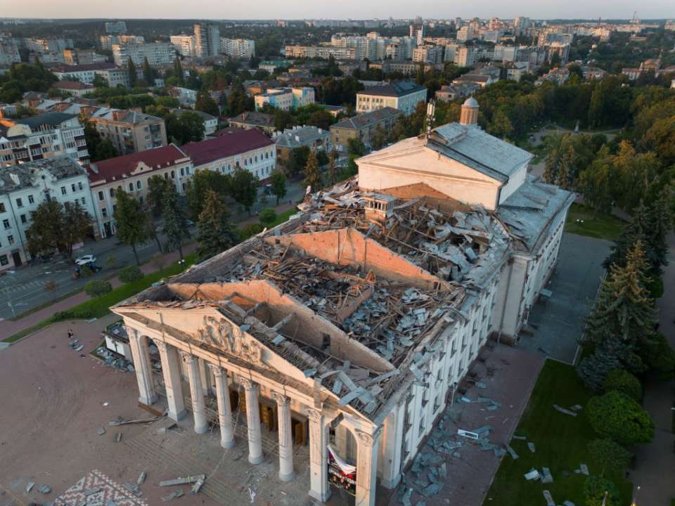 В Чернигове завершилась поисково-спасательная операция после ракетной атаки россиян/Фото: Paula Bronstein/Getty Images Черниговский драмтеатр