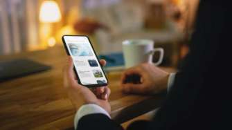 Фото з https://unsplash.com/ Кремлівська пропаганда у стрічці новин користувачів системи Android