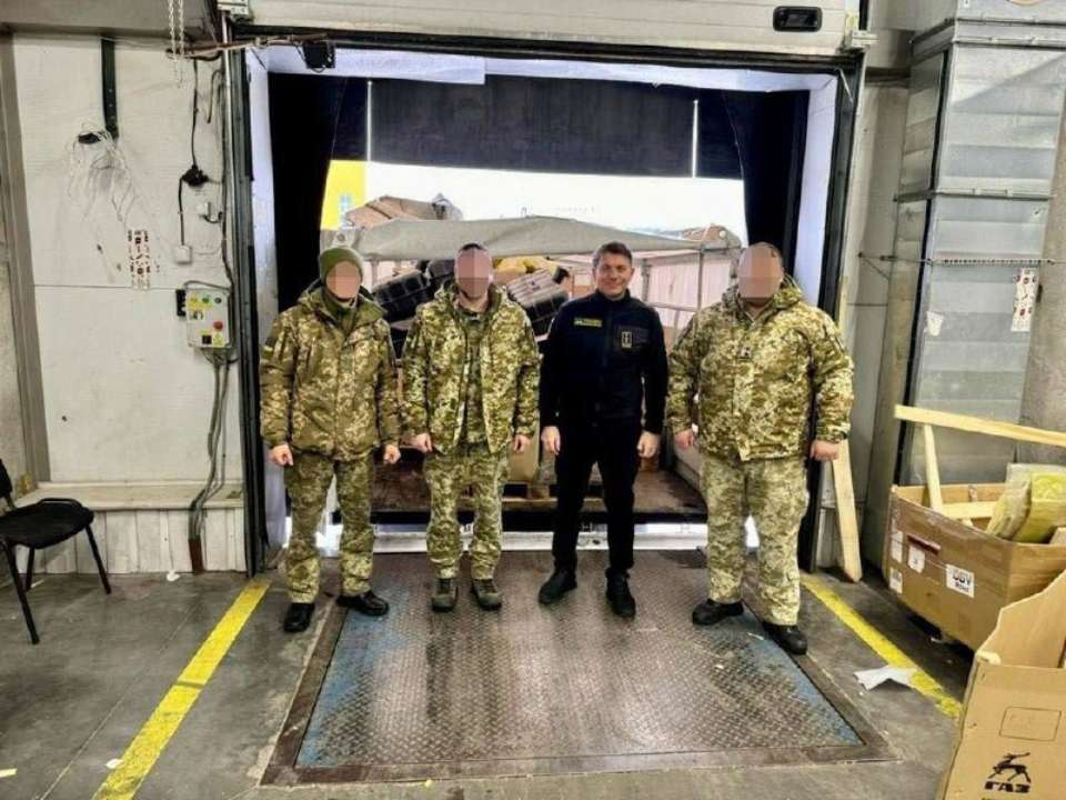 Митники передали військовим Держприкордонслужби вилучені автозапчастини