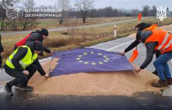 польские протестующие высыпали на дорогу зерно из нескольких украинских фур/Фото: ЦПД Кто стоит за провокацией с украинским зерном на границе с Польшей: объяснение от ЦПД