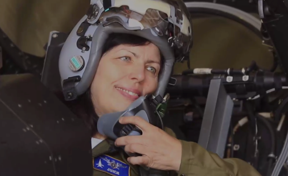 Мать героя Андрея Пильщикова "Джуса" в кабине F-16