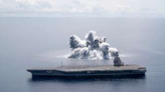 Фото: U.S. Navy Испытывали корабль на прочность: военные США взорвали в океане бомбу, которая вызвала землетрясение