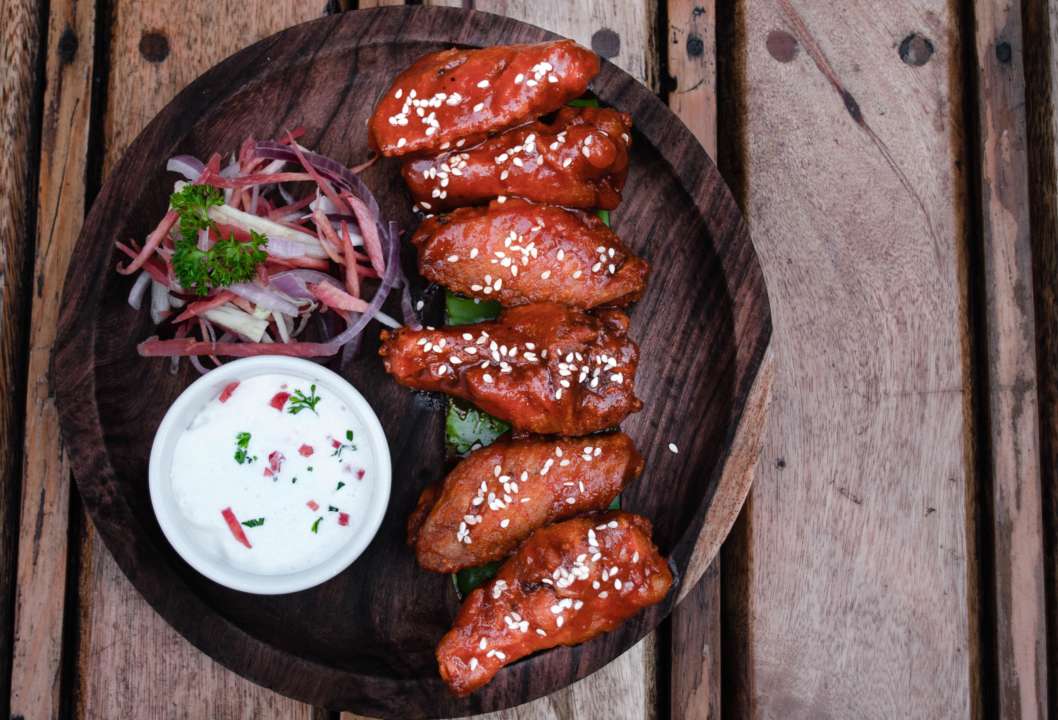 Краще, ніж в KFC: рецепт соковитих курячих крилець в ароматному соусі/Фото: Atharva Tulsi/Getty Images Готуємо ніжні курячі крильця в ароматному соусі