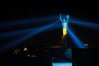 В Киеве Родина-мать стала сине-желтой/Фото: Telegram Киев
