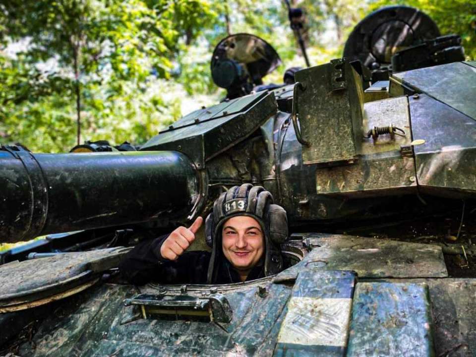 Украинские войска ликвидировали уже почти 53 тысяч российских захватчиков/Фото: Генштаб/Facebook Украинский танкист улыбается, выглянув из танка