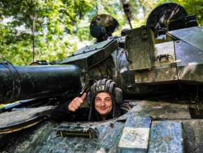 Українські війська ліквідували уже майже 53 тисячі російських загарбників/Фото: Генштаб/Facebook Український танкіст посміхається, визирнувши з танка