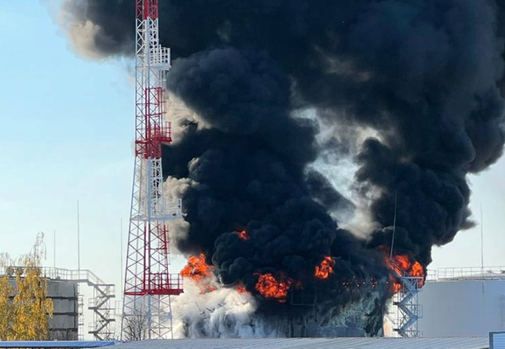 В российском белгороде горит нефтебаза. Фото: Telegram рус.СМИ белгород