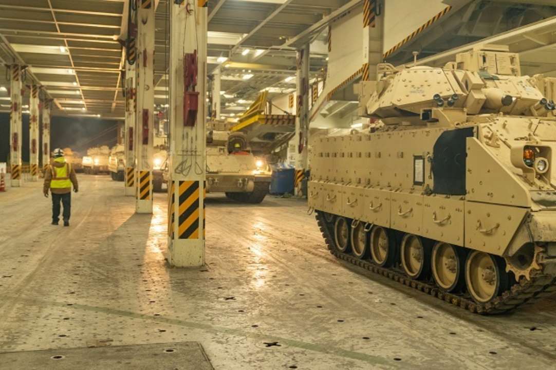 США відправили в Україну першу партію БМП Bradley/Фото: Транспортне командування США