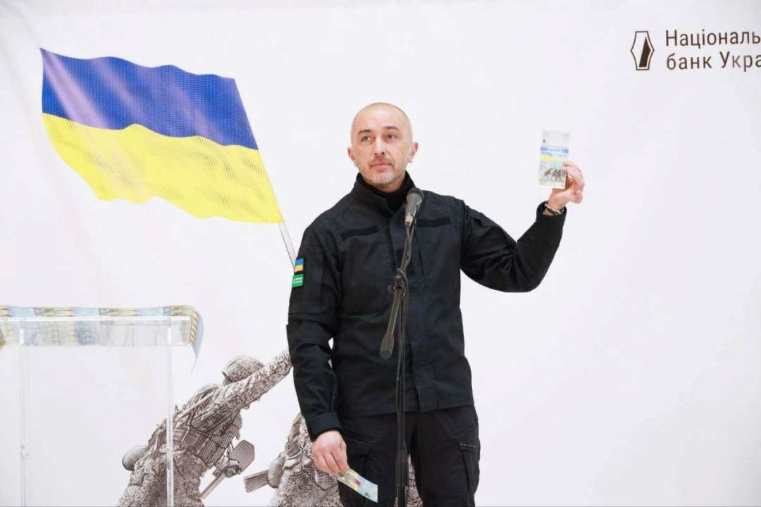 Банкнота має яскравий та виразний дизайн, виконаний вертикально