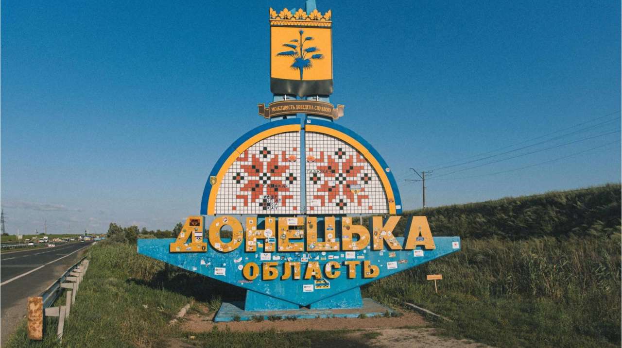 Стела на в'їзді у Донецьку область / Фото: з соцмереж Місцеві активісти зафарбували пам'ятний знак українських військових на Донеччині