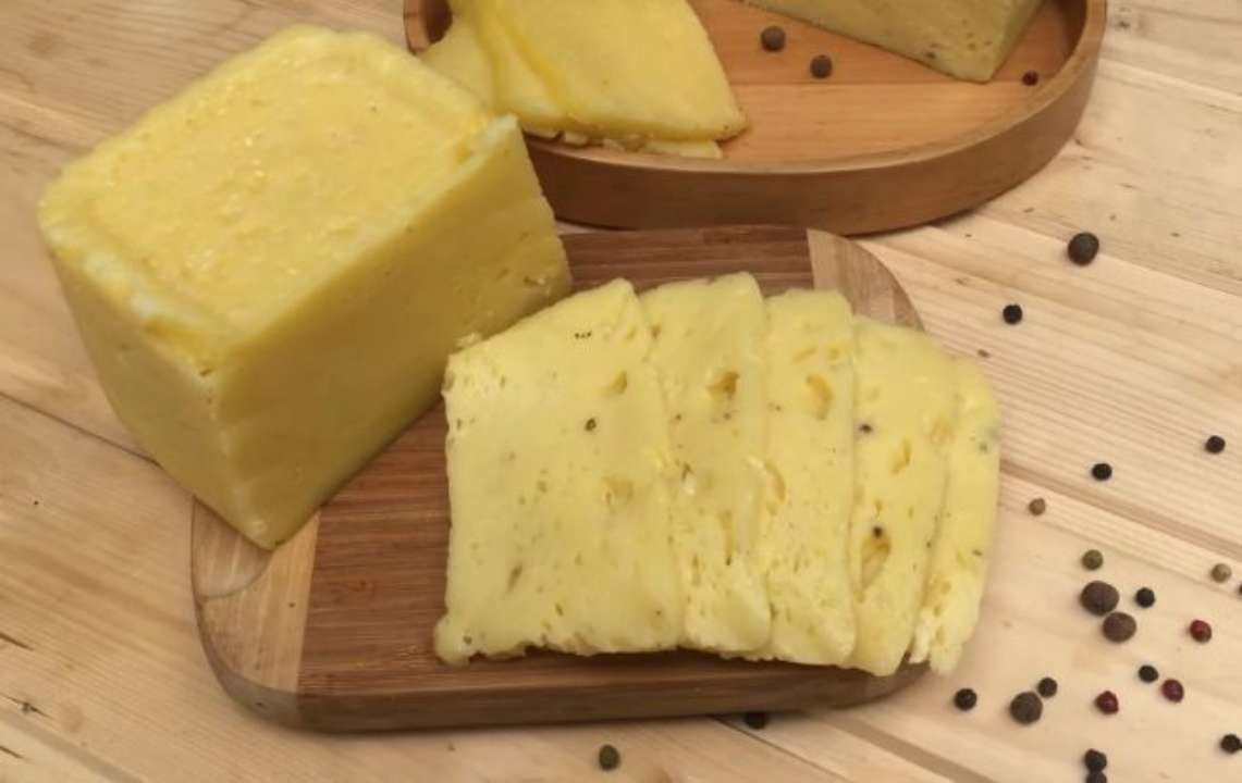 Ідеально на канапки: найпростіший рецепт домашнього твердого сиру