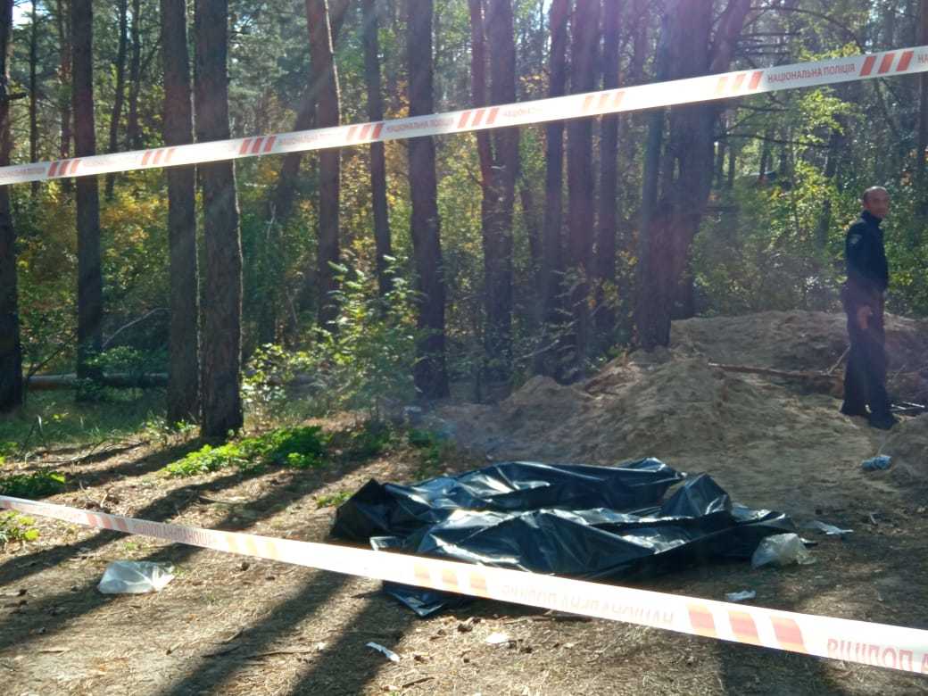 На Харківщині виявили тіла зв'язаних мирних жителів/Фото: Поліція На Харківщині виявили тіла зв'язаних мирних жителів/Фото: Поліція