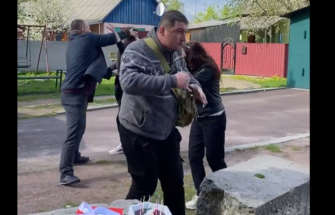 Полиция объявила о подозрении мужчинам, которые избили женщин из-за неправильной парковки/Фото: скрин видео В Коростене мужчины избили женщин из-за неправильной парковки: полиция отреагировала на инцидент