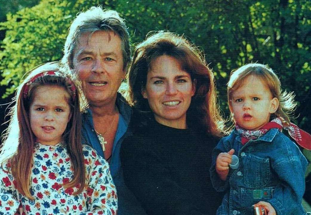 Ален Делон с семьей в 1995 году / Фото: instagram.com/alaindelon_fan Легенда кино теряет контроль над жизнью