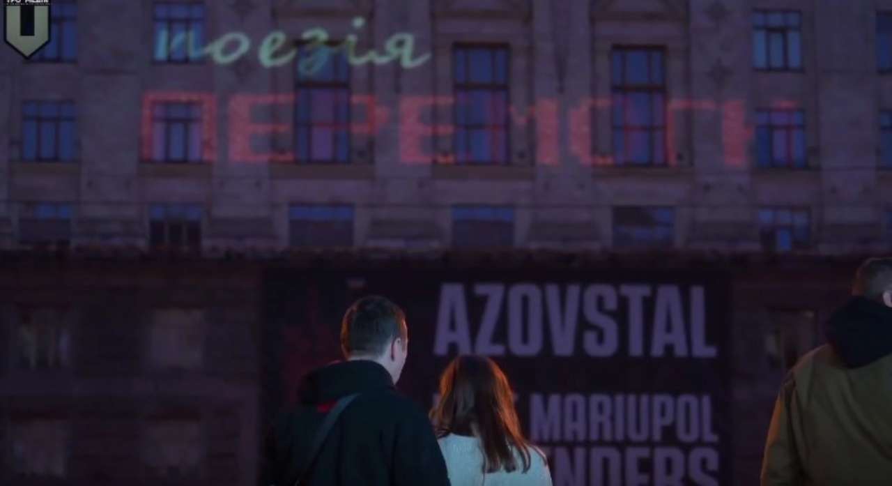 Сегодня в Киеве на Крещатике звучали стихи в рамках акции #ПоезияПеремоги