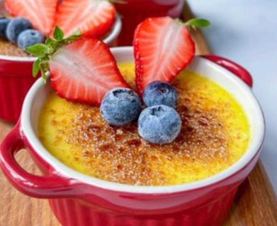 Сезон ягод наступил: готовим вкуснейшее клубничное крем-брюле. Видеорецепт