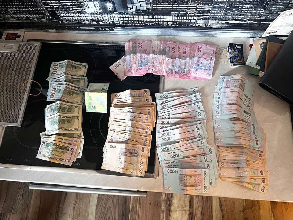 8 мільйонів гривень на місяць за продаж кокаїну: поліція на Львівщині затримала наркоторговців