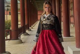 Леся Нікітюк у Кореї / Фото: instagram.com/lesia_nikituk Леся Нікітюк зачарувала мережу вишуканим образом у традиційному корейському ханбоку