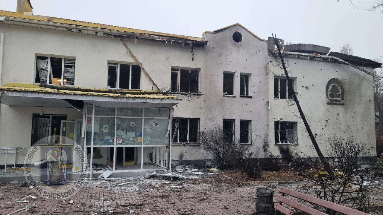 У Києві внаслідок ворожої атаки виникла пожежа медичного закладу в Дніпровському районі