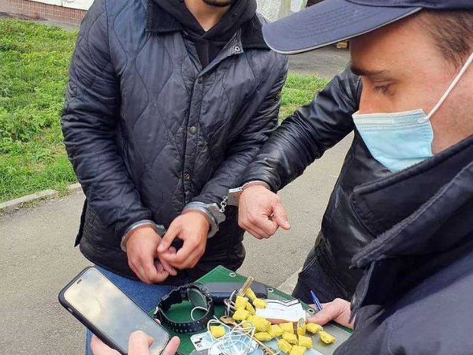 "Закладки" по 70 гривень. Поліція Києва затримала розповсюджувача наркотиків