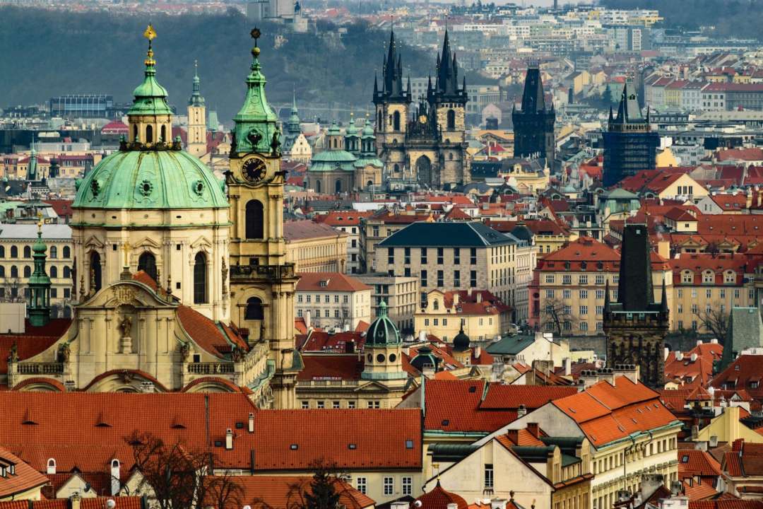 Украинцы в Праге смогут ездить со скидкой подольше. Фото: Unsplash льоготы для украинских беженцев