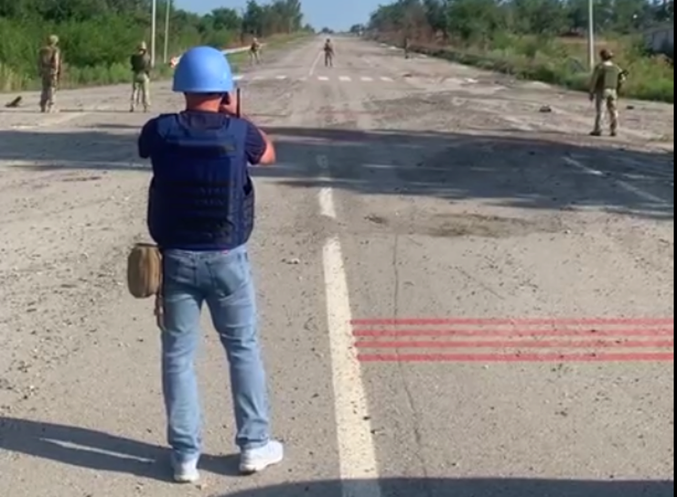 Військові знешкодили міни на шляху слідування місії МАГАТЕ / Фото: скриншот з відео На шляху слідування місії МАГАТЕ знайшли російські міни