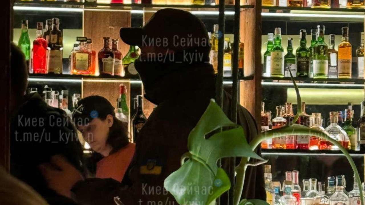 В киевском заведении и львовском супермаркете работники ТЦК выписывали "письма счастья"
