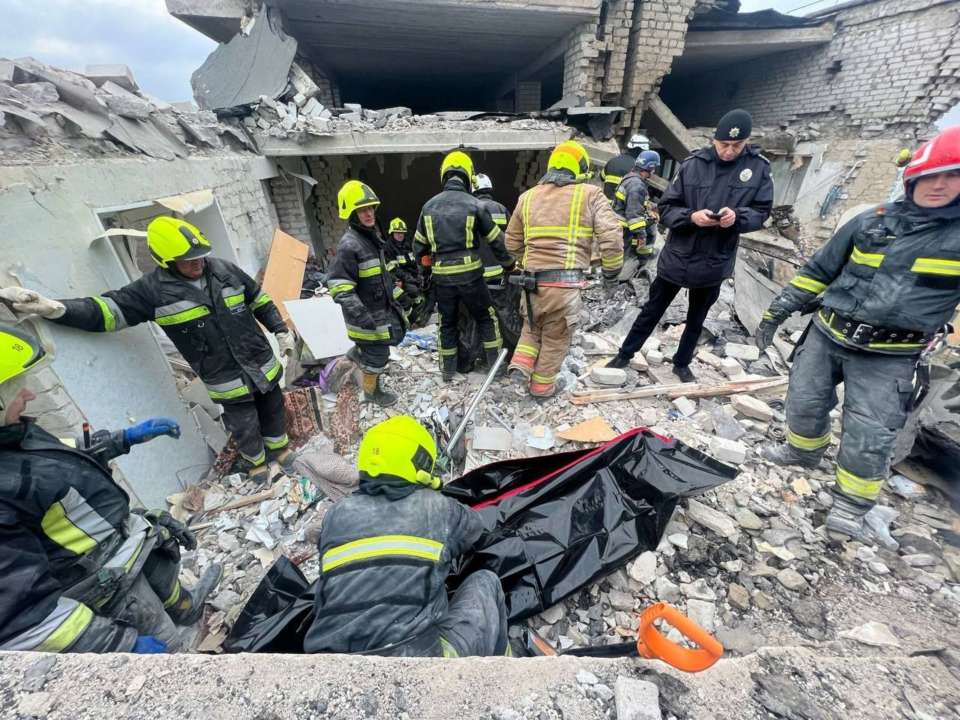 У Дніпрі відселять людей з будинку, куди влучив ворожий дрон/Фото: Дніпропетровська ОВА У Дніпрі відселять людей з будинку, куди влучив ворожий дрон/Фото: Дніпропетровська ОВА