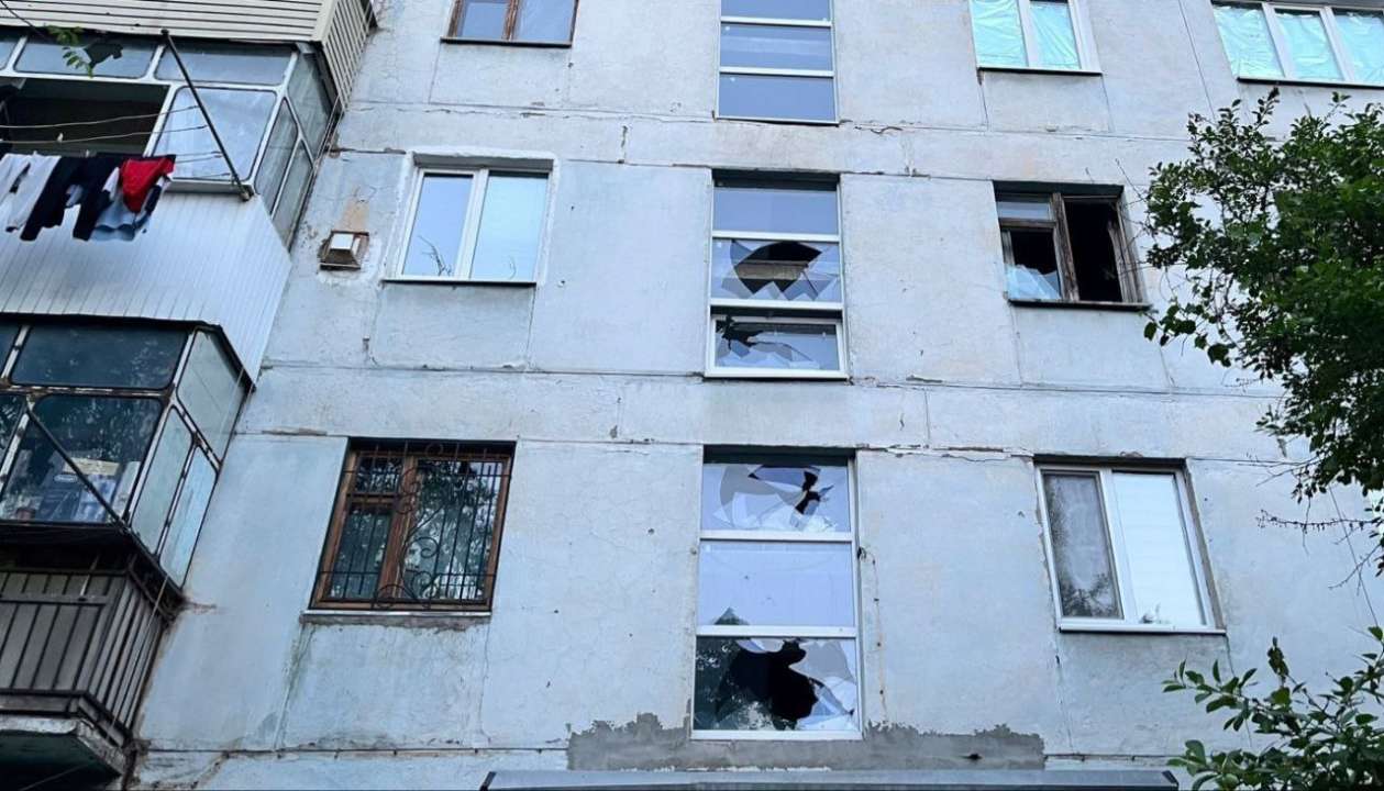 Ворог продовжує тероризувати мирне населення росіяни знову атакували Одесу балістикою: наслідки ворожих атак на 1.05.2024