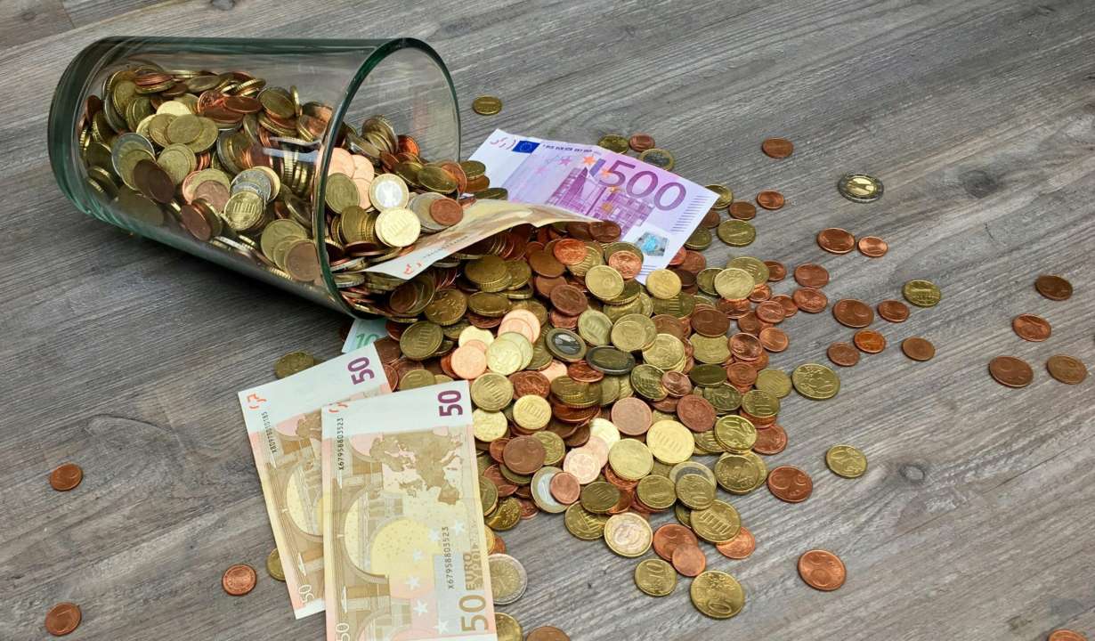 Скільки коштують 16 червня долар і євро. Фото: Pexels курс долара 16 червня 2024 року