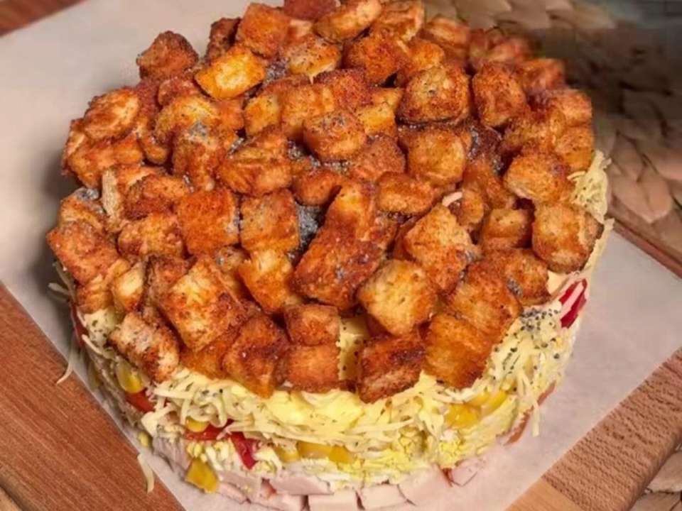 Видеорецепт вкусного праздничного салата / Фото: Instagram/anny.cooking Ідеальне поєднання трьох інгредієнтів: готуємо неймовірно смачний святковий салат. Відеорецепт