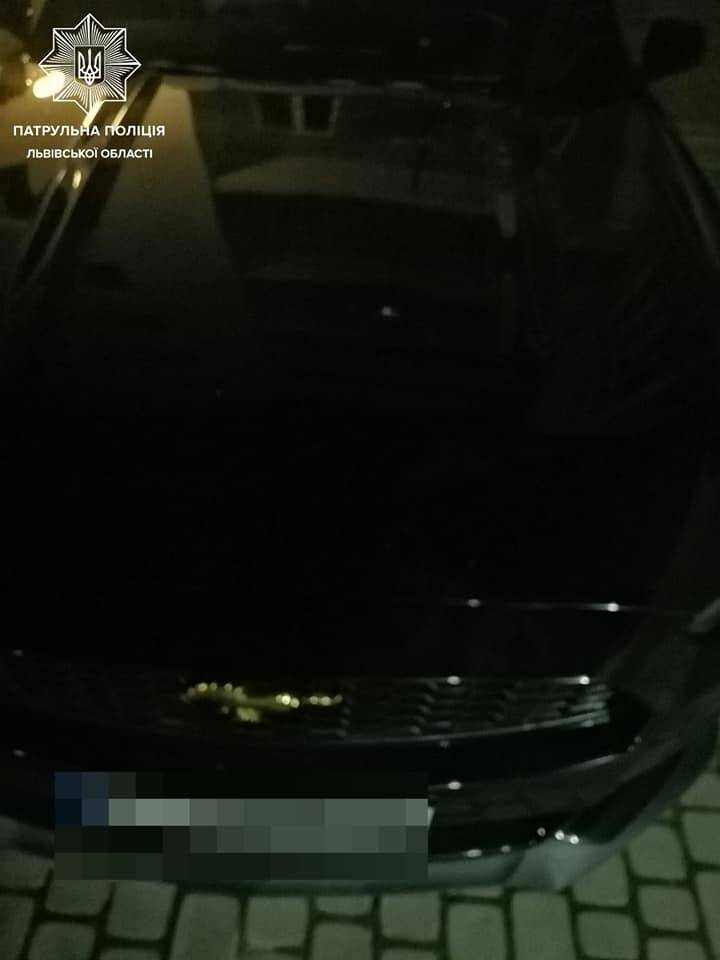 Фото: Патрульная полиция Львовской области Во Львове агрессивный мужчина разбил несколько автомобилей и супермаркет