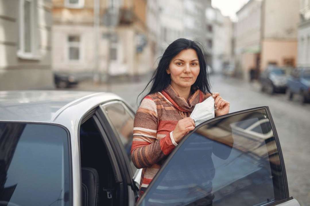 У Румунії штрафують людей у тканевих масках