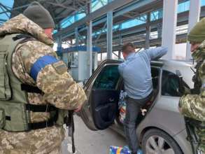 Чоловік хотів втекти з України у "пакеті малюка"/Фото: Facebook/Автор: Державна прикордонна служба України Державна прикордонна служба України