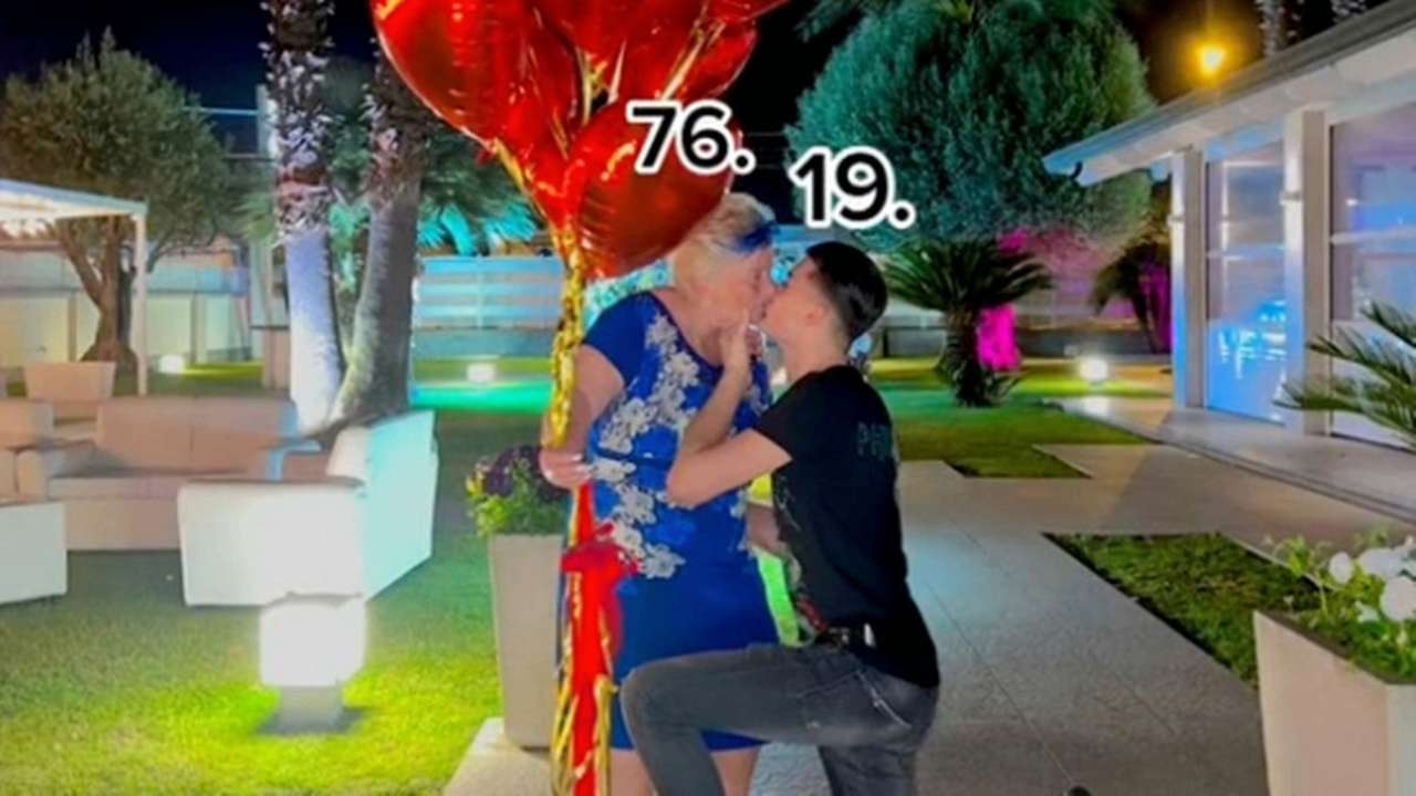 19-летний итальянец сделал предложение старшей на 57 лет женщине/Фото: @milina_gatta/TikTok 19-летний итальянец сделал предложение 76-летней любимой