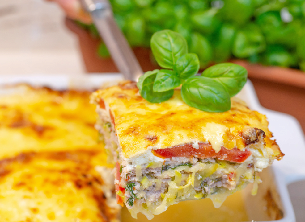 Легкий рецепт блюда из кабачков и мяса. Фото: Готовим дома Рецепт запеканки с кабачками